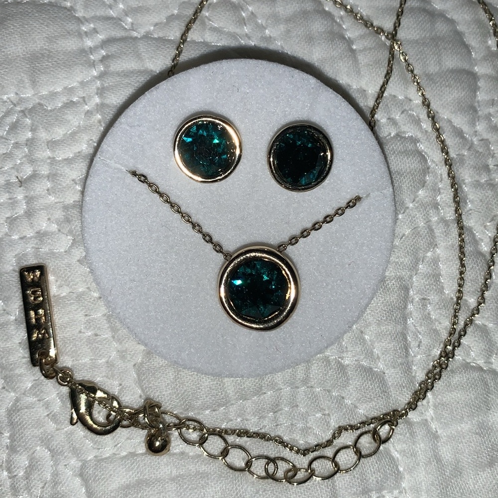 Swarovski Emerald Crystals: WHBM Necklace & Earrings NWT & Gift Box, May B’day - Picture 5 of 11